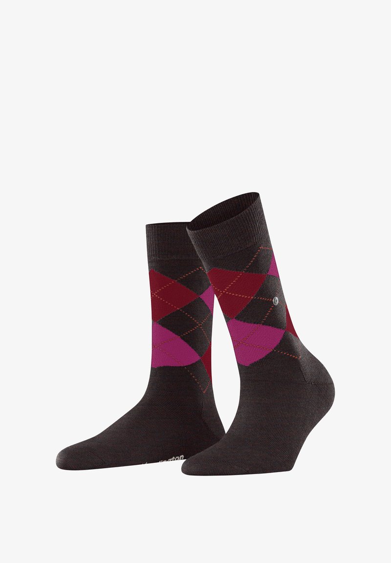 Braune Socken mit einem Argyle-Muster in Rottönen und Pink, ausgestattet mit kontrastierenden Nähten und einem kleinen Logo an der Seite. Weiche Textur.