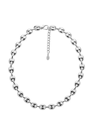 Collier chaîne argenté avec des maillons ovales polis et un fermoir ajustable doté d'une courte chaîne d'extension et d'une petite étiquette ronde.