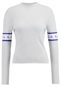 Maglione grigio a coste con collo alto e maniche lunghe, caratterizzato da strisce blu con il logo CK sulle maniche superiori. Tessuto morbido.