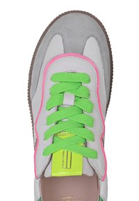 Schnürschuh aus grauem Wildleder, weißem Leder, mit leuchtend grünen Schnürsenkeln und rosa Akzenten. Glatte Textur mit einer Gummisohle.