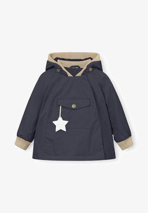 Impermeável azul-marinho com capuz bege, apresentando um bolso à frente, punhos elásticos e uma etiqueta em forma de estrela branca anexada. Material liso e à prova d'água.