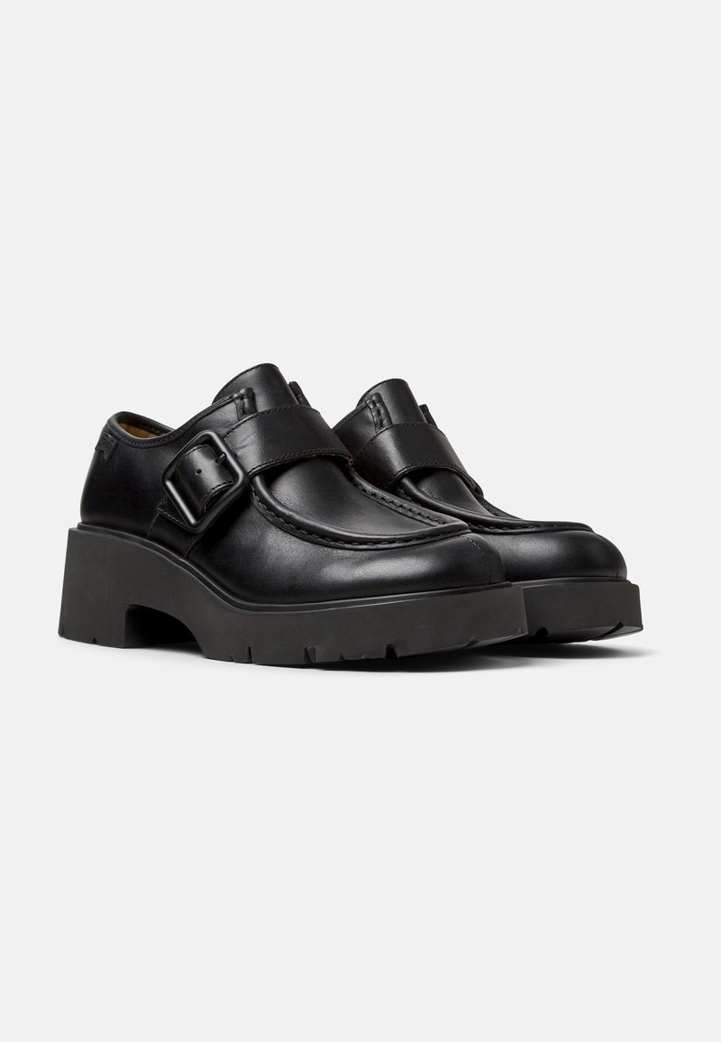 Czarne skórzane buty z okrągłym noskiem, z boku z detalem klamry i teksturowaną grubą podeszwą. Elegancki i nowoczesny design z matowym wykończeniem.