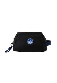 Borsa nera dalla forma arrotondata, realizzata in tessuto resistente. Presenta una toppa con logo blu, una chiusura con cerniera e un dettaglio in corda blu sul lato.