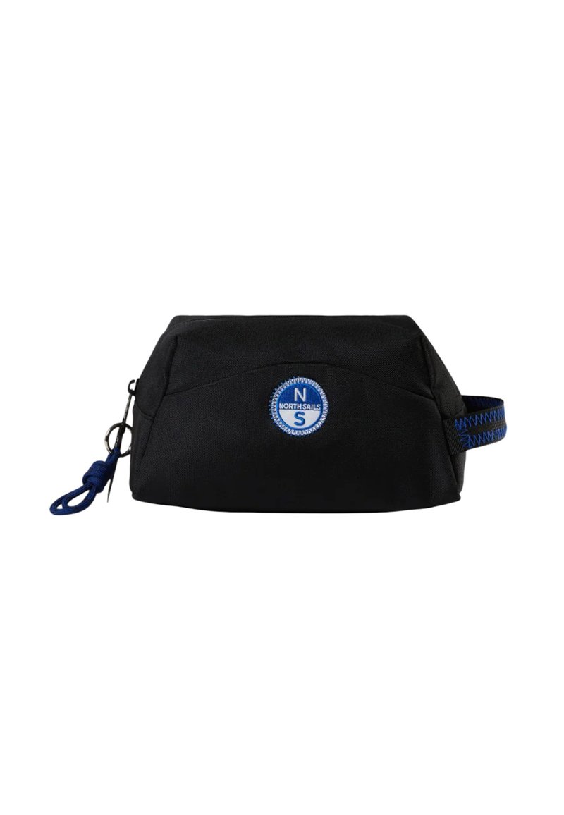 Borsa nera dalla forma arrotondata, realizzata in tessuto resistente. Presenta una toppa con logo blu, una chiusura con cerniera e un dettaglio in corda blu sul lato.