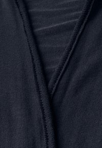 Suéter de punto de color azul marino con diseño de escote en V, con costuras texturizadas a lo largo de los bordes y un forro interior suave.