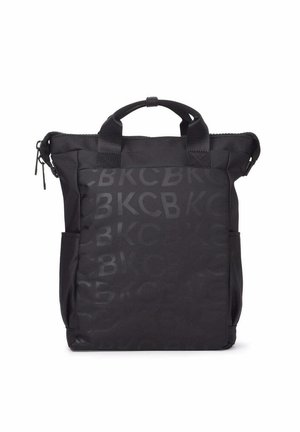 Schwarze rechteckige Tragetasche mit kurzen Griffen, Seitentaschen, Reißverschluss oben und dezentem, sich wiederholendem "BKC"-Logomuster auf dem Stoff.