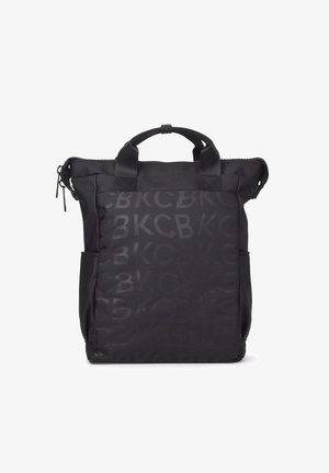 Schwarze rechteckige Tragetasche mit kurzen Griffen, Seitentaschen, Reißverschluss oben und dezentem, sich wiederholendem "BKC"-Logomuster auf dem Stoff.