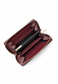 Portafoglio in pelle bordeaux con hardware dorato, dotato di più slot per carte, di un scomparto con zip e di una fodera interna liscia.