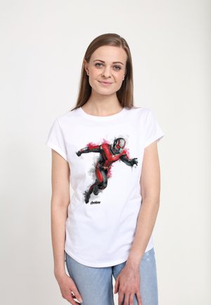 T-shirt en coton blanc avec un graphique de super-héros rouge et noir, agrémenté d'éclaboussures de rose. Manches courtes, col rond et coupe décontractée.