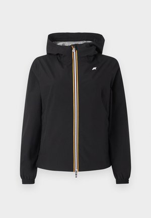 Zwarte jas met capuchon en een ritssluiting over de hele lengte aan de voorkant, met gele, witte en oranje strepen, elastische manchetten en een klein wit logo op de borst.