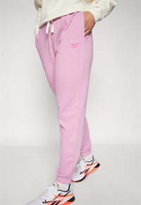 Reebok FRENCH TERRY - Tepláky - rose