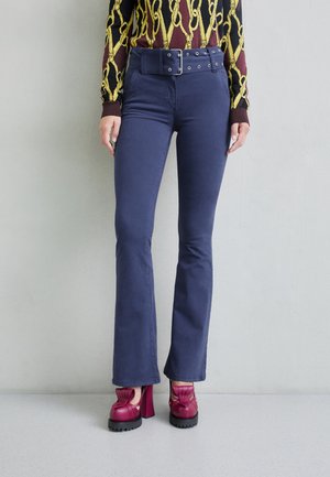MOSCHINO JEANS TROUSERS - Bootcut piegriezuma džinsi - blue
