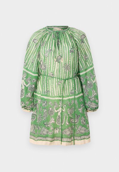 Zelené šaty s vzorom, ktoré majú úzky pás, dlhé nafúknuté rukávy a okrúhly výstrih s detailom v tvare kľúčovej diery. Vzory obsahujú rôzne motívy.
