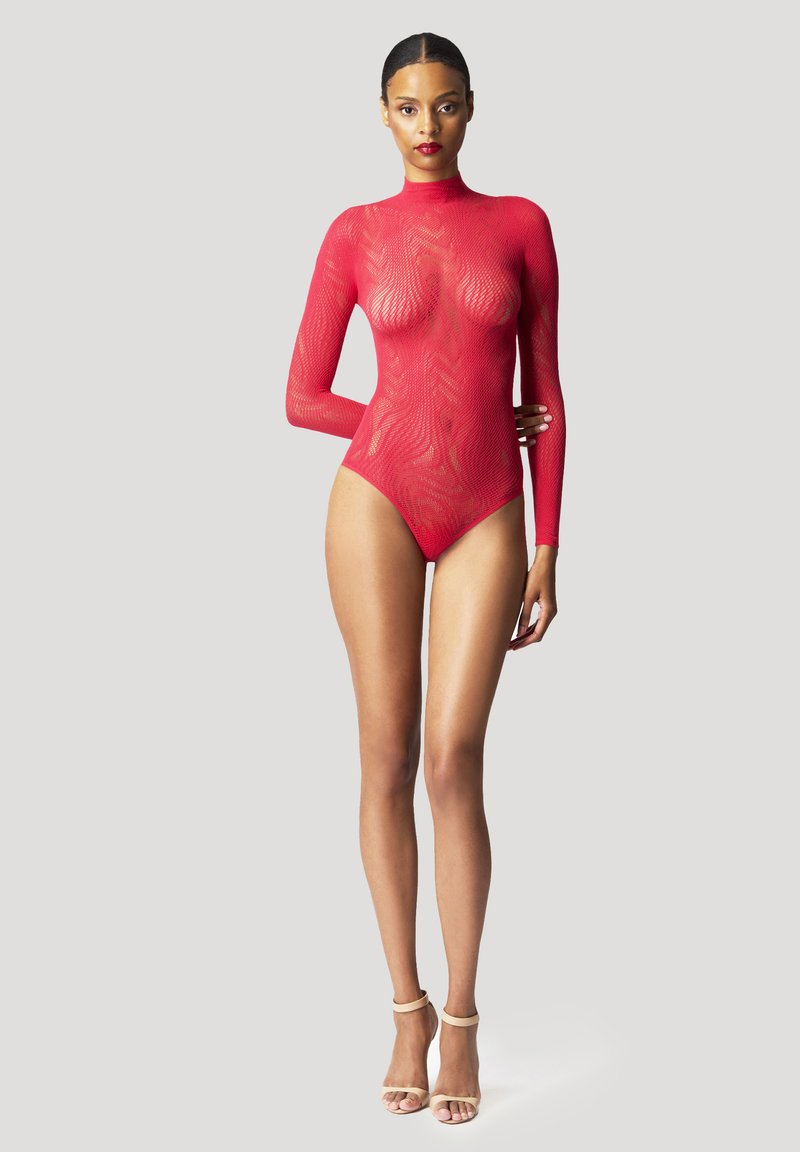 Body rosso a manica lunga realizzato in materiale trasparente, con un motivo a onde e un collo alto, abbinato a tacchi con cinturino alla caviglia di colore nude.