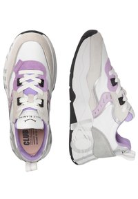 Sneakers bianchi e grigi con accenti lavanda, caratterizzati da un mix di pelle e camoscio, suole spesse e un design testurizzato.
