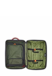 Valigia verde in tessuto con zip, dotata di una tasca interna in rete e dettagli arancioni. Ha cinghie regolabili e un interno texture.