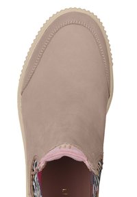 Lys beige slip-on sko med en glat læderoverdel og teksturerede pink og mønstrede stofdetaljer på siderne. Flad gummisål.