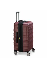 Valise rigide de couleur bordeaux avec une surface texturée. Caractéristiques : fermeture éclair noire, poignée télescopique et quatre roulettes multidirectionnelles.