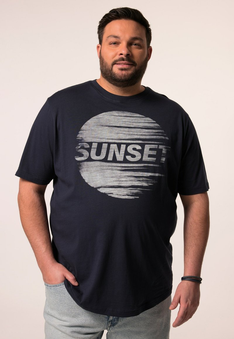 Mørkeblå t-shirt med et cirkulært gråt grafik, der indeholder ordet "SUNSET." Korte ærmer, afslappet pasform og casual stoftekstur.