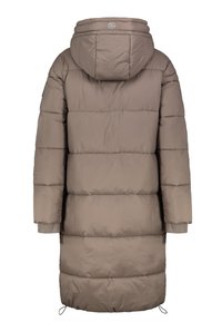 Lange, beige pufferjas met een capuchon en elastische manchetten. Beschikt over een horizontaal gewatteerd ontwerp en een verstelbaar koord aan de onderkant.