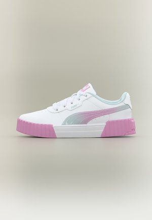 Baskets blanches Puma avec semelle et embout en caoutchouc rose, logo Puma bleu clair et rose sur le côté, et lacets blancs sur fond neutre.