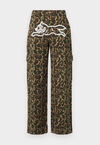 Παντελόνι cargo καμουφλάζ με φαρδιές παντελόνες που διαθέτει ένα λευκό καρτούν σκύλο με κοφτερά δόντια στην μπροστινή περιοχή της μέσης.