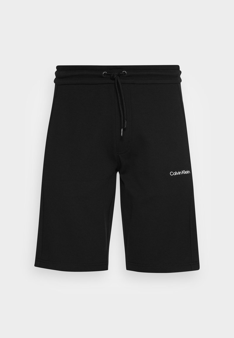 Shorts noirs mi-longue avec ceinture élastique et cordon de serrage, arborant un petit logo Calvin Klein blanc sur la cuisse droite.