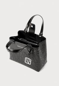 Borsa a tracolla nera realizzata in pelle lucida, con motivo a logo in rilievo, doppie maniglie e una tasca interna con zip.