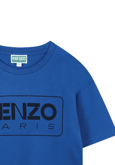 T-shirt en coton bleu royal avec un logo "KENZO PARIS" imprimé en bleu foncé sur le devant. Encolure ras du cou et manches courtes.