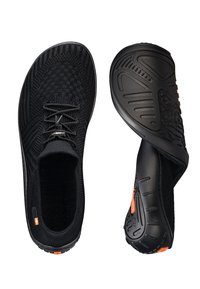Czarne buty sportowe z teksturowaną dzianiną, elastycznymi sznurowadłami i elastyczną gumową podeszwą z wyraźnym wzorem bieżnika i pomarańczowym akcentem.