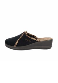 Scarpa slip-on nera in suede con bordi in stampa leopardata, tacco a zeppa basso e soletta imbottita. Presenta una punta arrotondata e un design semplice.