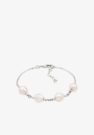 Silbernes Gliederarmband mit vier unregelmäßig geformten weißen Perlen, gleichmäßig verteilt, gesichert mit einem Karabinerverschluss und verstellbaren Gliedern.