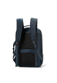 Marineblauwe rugzak met gewatteerde schouderbanden, een gestructureerde zwarte achterkant en een zijvak met rits. Heeft geometrische patronen en gemaakt van duurzaam materiaal.
