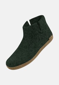 Stivale alla caviglia in feltro verde scuro con una fessura laterale e suola cucita di color marrone chiaro su uno sfondo neutro.