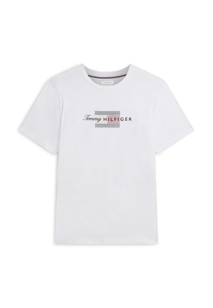 Wit T-shirt met korte mouwen en een ronde hals, voorzien van de tekst "Tommy Hilfiger" en een tweekleurig rechthoekig ontwerp in grijs en roze in het midden aan de voorkant.