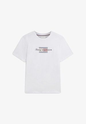 Wit T-shirt met korte mouwen en een ronde hals, voorzien van de tekst "Tommy Hilfiger" en een tweekleurig rechthoekig ontwerp in grijs en roze in het midden aan de voorkant.