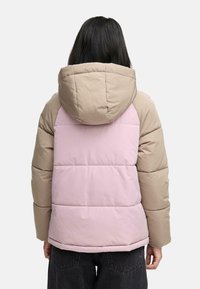 Veste matelassée avec un design en blocs de couleur rose et beige, dotée d'une capuche et d'une texture matelassée, vue de dos.