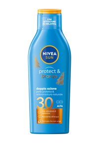 Bottiglia di sole NIVEA, plastica blu, forma curvata, tappo giallo, presenta dettagli dorati, protezione solare 30 SPF, testo che indica attivatore di melanina e resistenza all'acqua.