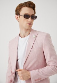 Isaac Dewhirst WEDDING SET - Κοστούμι - pink