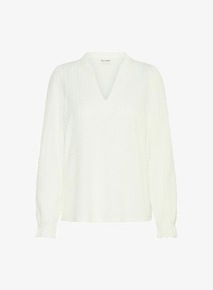 Vit långärmad blus med strukturerad tyg, V-ringning, gathered cuffs och en något lös passform. Har subtila sömdetaljer.