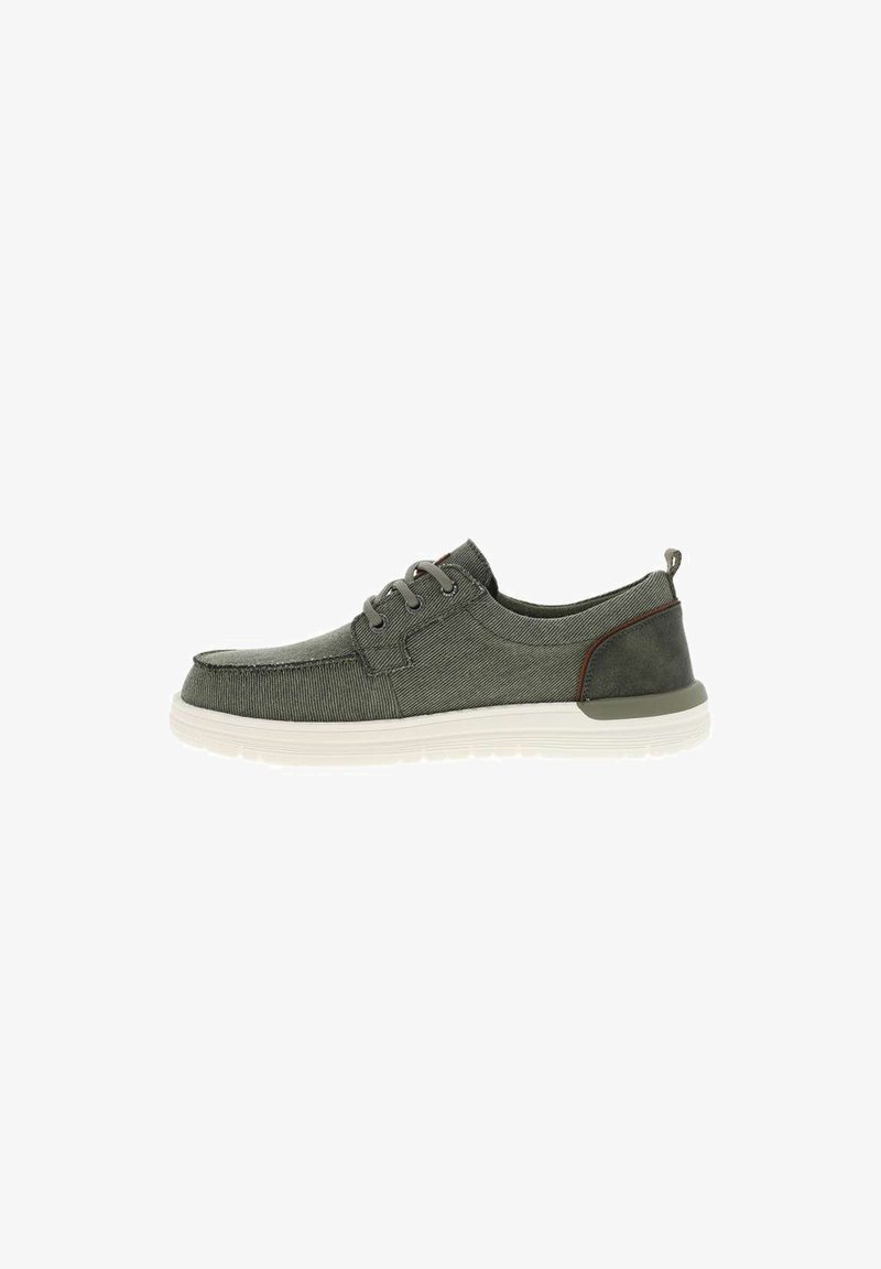 Baskets décontractées vert olive à lacets avec semelle blanche et languette au talon, présentées en profil latéral sur fond blanc.