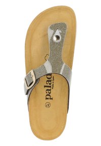 Silver glittrande sandal med justerbart rem och spänne, med en tan färgad fotbädd som har "palad"-logotypen präglad på sig. Platt design.