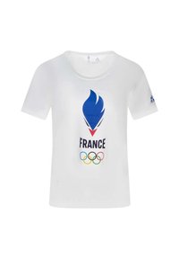 T-shirt blanc avec un graphisme de flamme bleue, "FRANCE" en texte noir en gras, et cinq anneaux olympiques colorés sous le texte.