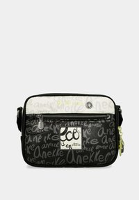 Bolso cruzado rectangular negro con un bolsillo de cremallera blanca, parche con el logo "eco" y un patrón de texto repetido. Cuenta con una correa ajustable y acentos de hardware.