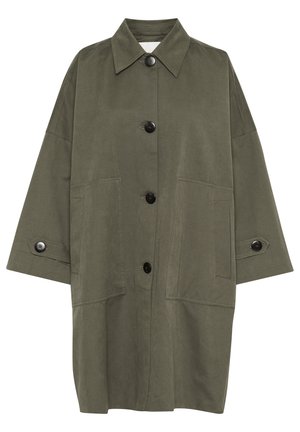 Giacca verde oliva in cotone con colletto classico, sei bottoni neri e due tasche frontali. Presenta maniche larghe e una vestibilità dritta.