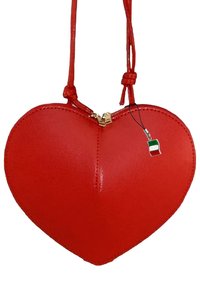 Rood hartvormige handtas van glad synthetisch materiaal, met een gouden rits en een kleine tricolore vlag charm aan de strap.