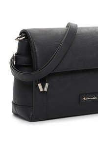 Borsa a tracolla in pelle nera con forma strutturata, tracolla regolabile e dettagli in metallo argentato. Presenta una placca con logo sul fronte.