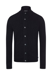 Schwarze Strickjacke mit hohem Kragen, einem Zopfmuster, langen Ärmeln und sechs Knopfverschlüssen mit runden blauen Knöpfen.