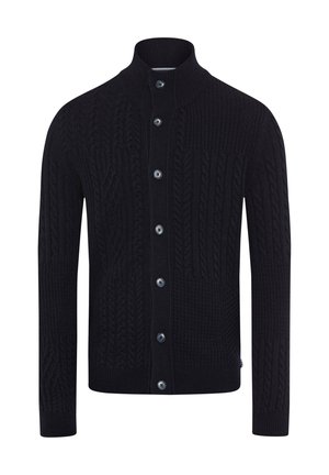 Sort strikket cardigan med høj krave, som har et kabelmønster, lange ærmer og seks knaplukninger med runde blå knapper.