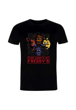 Camiseta negra con caras de animales de dibujos animados coloridos sobre un fondo con patrón digital, con la etiqueta "FIVE NIGHTS AT FREDDY'S" en texto rojo negrita.